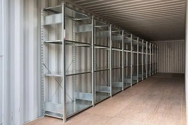 Baustellencontainer mit Regalen